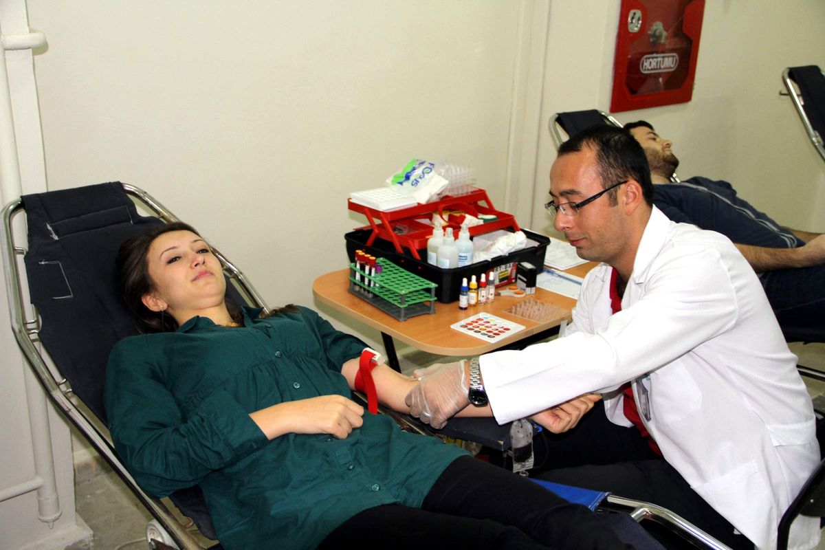Öğrencilerden Kızılay\'a Kan Bağışı