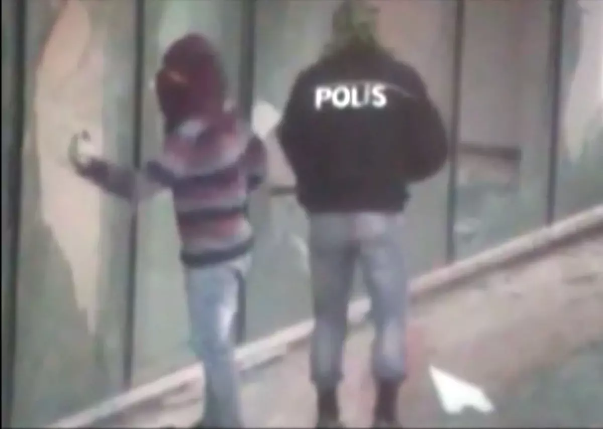 Polis Montuyla Hakkari Üniversitesi\'ne Saldırmışlar