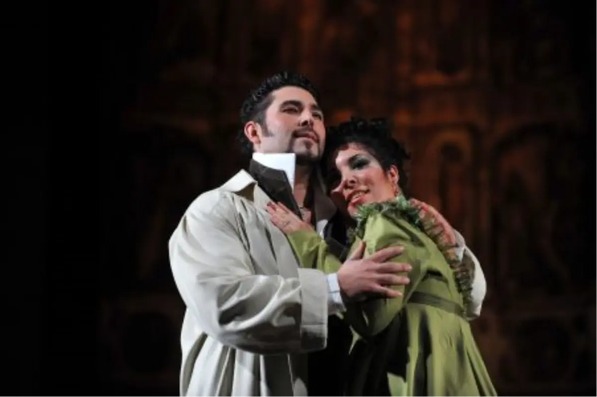 Puccini\'nin Tosca Operası Sahnede 
