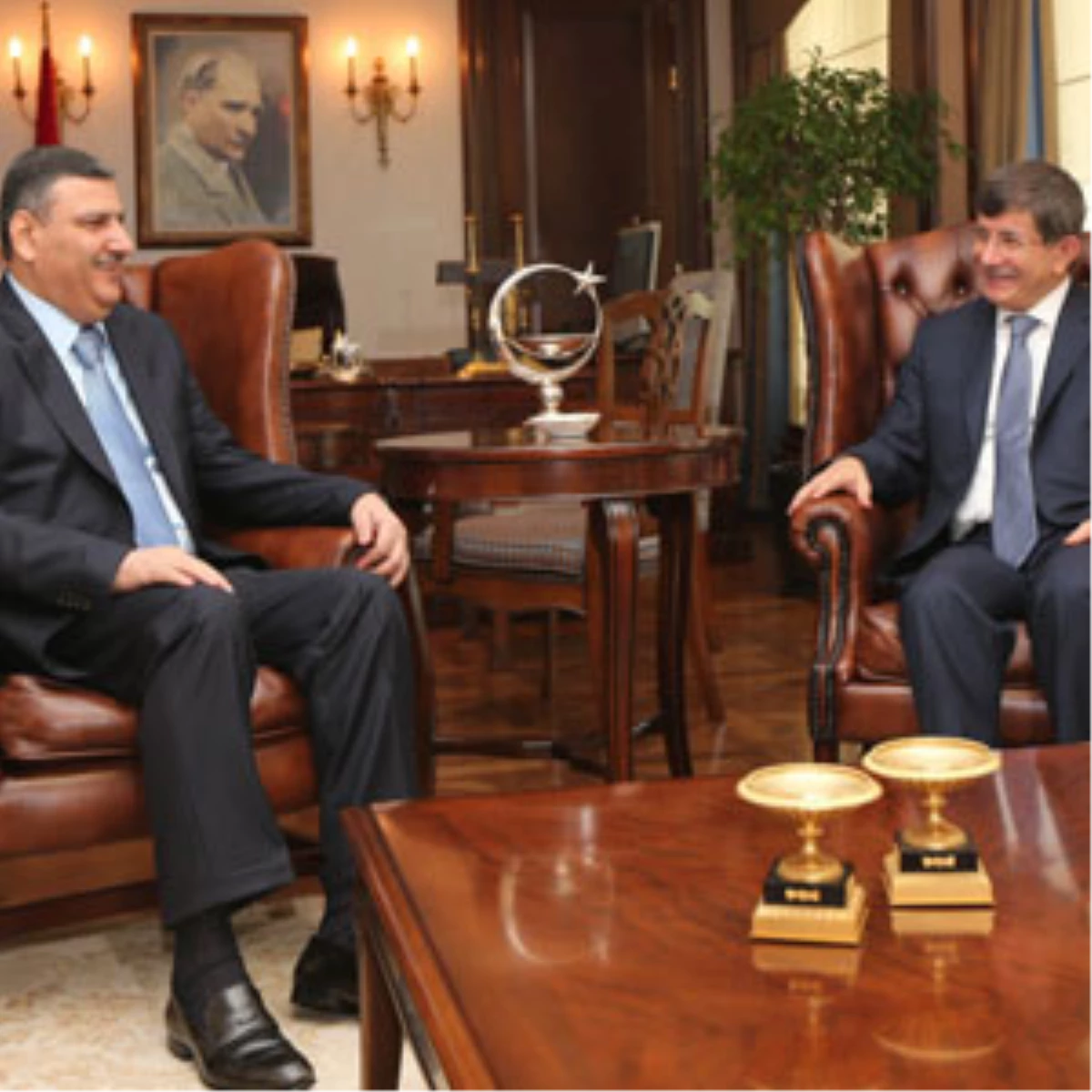 Suriye\'nin Eski Başbakanı Riyad Hicab, Ankara\'da Dışişleri Bakanı Ahmet Davutoğlu ile Görüştü.