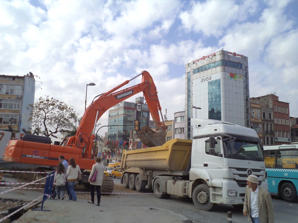 Taksim\'de Çalışmalar Sürüyor