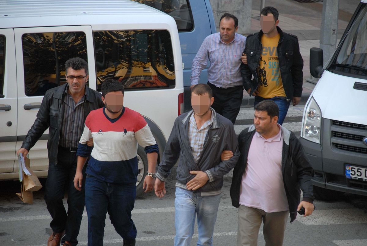 Tamire Bırakılan Aracı Çalıp Parçaladılar