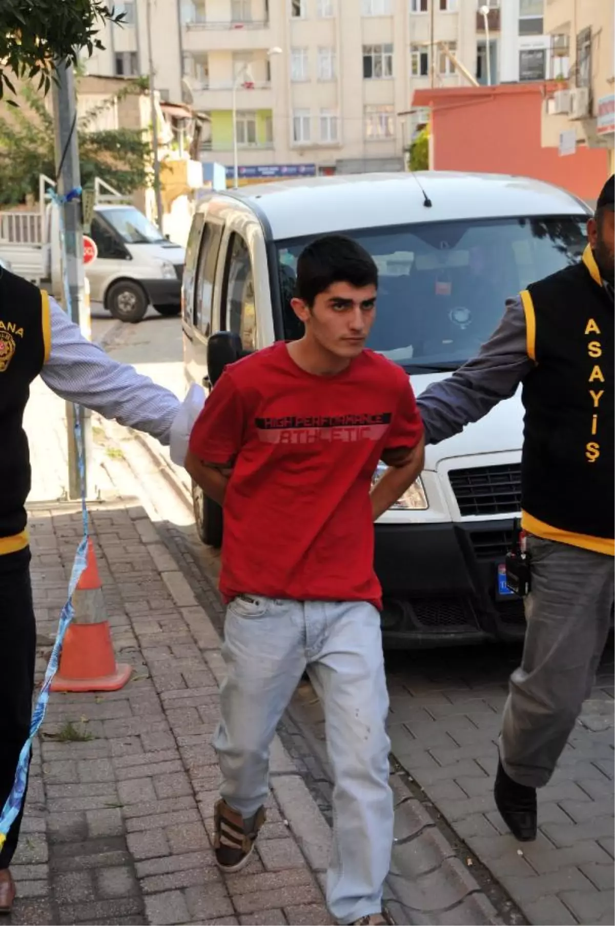 Tuvalet Penceresinden Girdiği Şarküteriden Peynir Çaldı