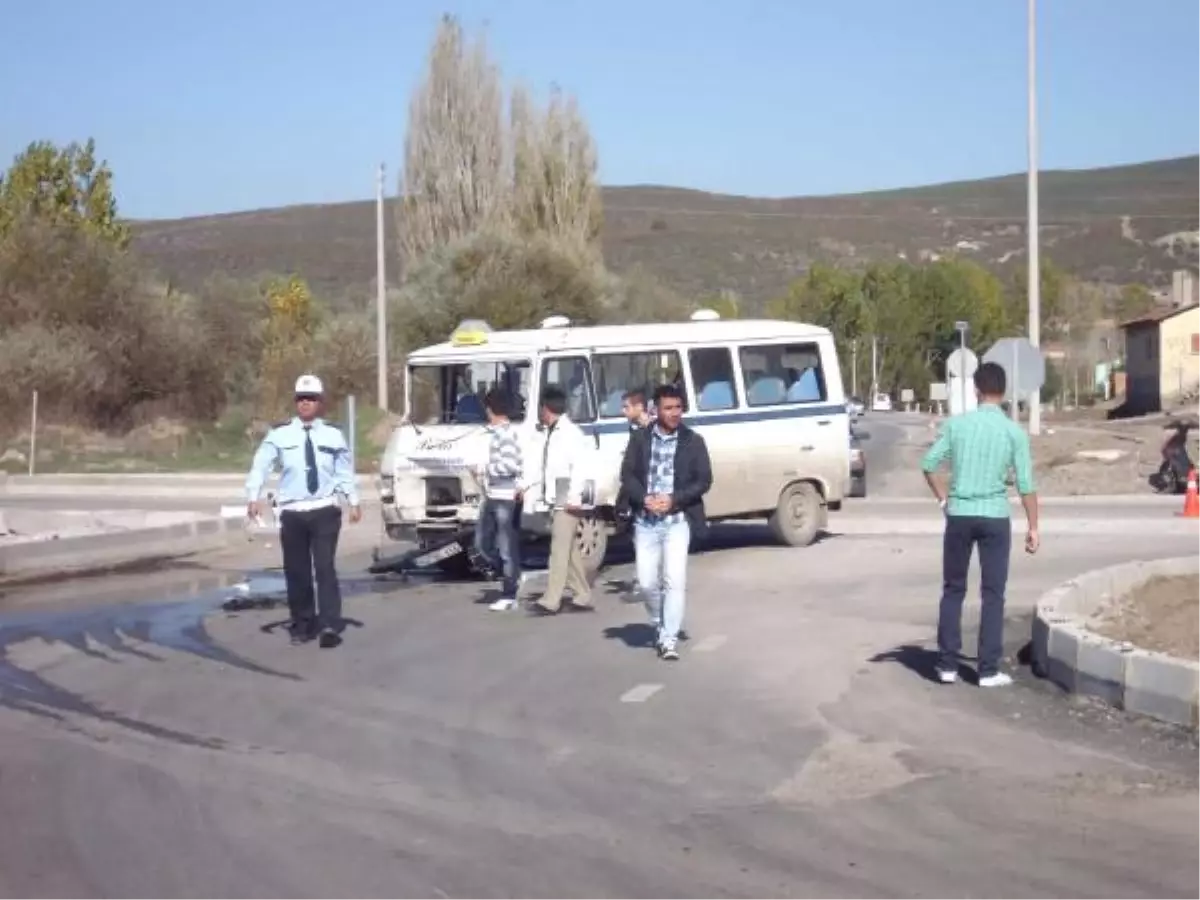 Minibüs Kömür Kamyonuna Çarptı, 4 Öğrenci Yaralandı