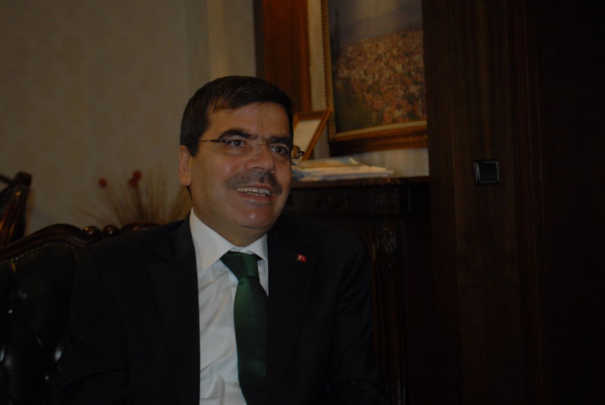 Vali Yılmaz\'dan Zemzem ve Hurma İkramı