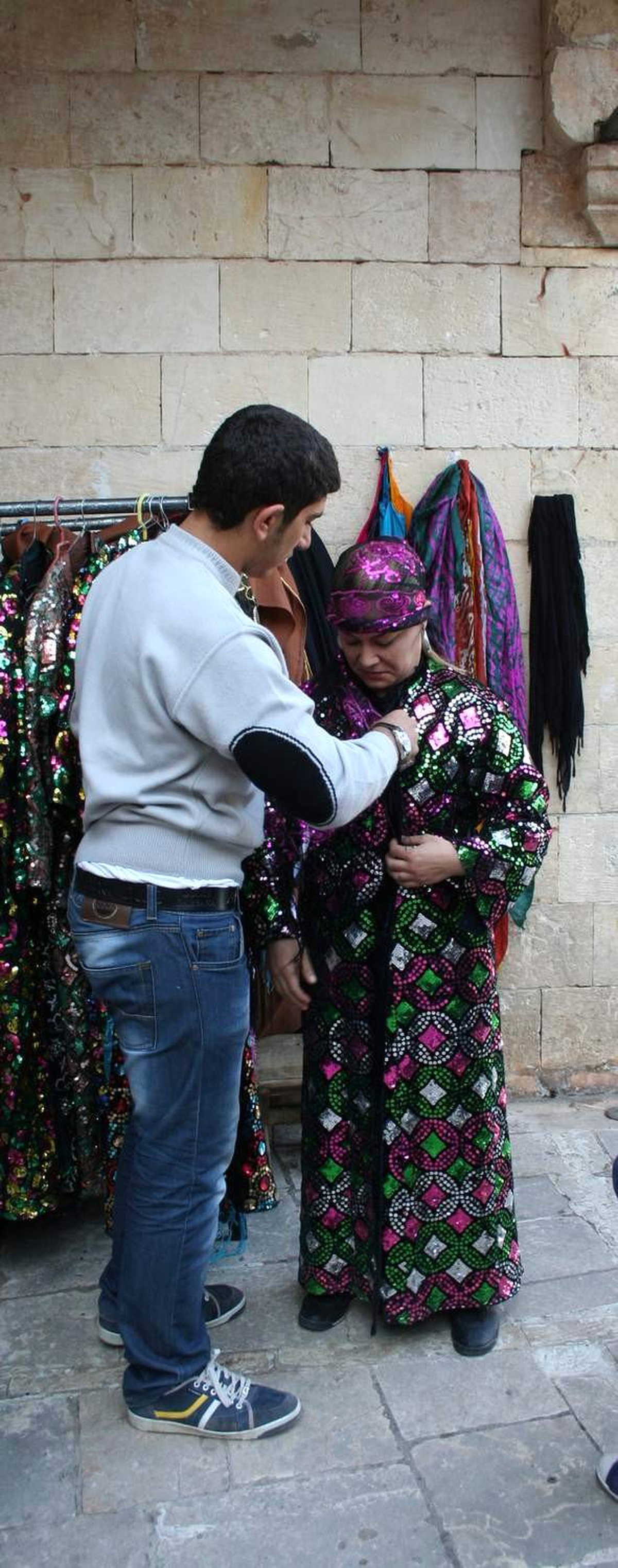Yöresel Kıyafetler Yerli ve Yabancı Turistlerin İlgisini Çekiyor