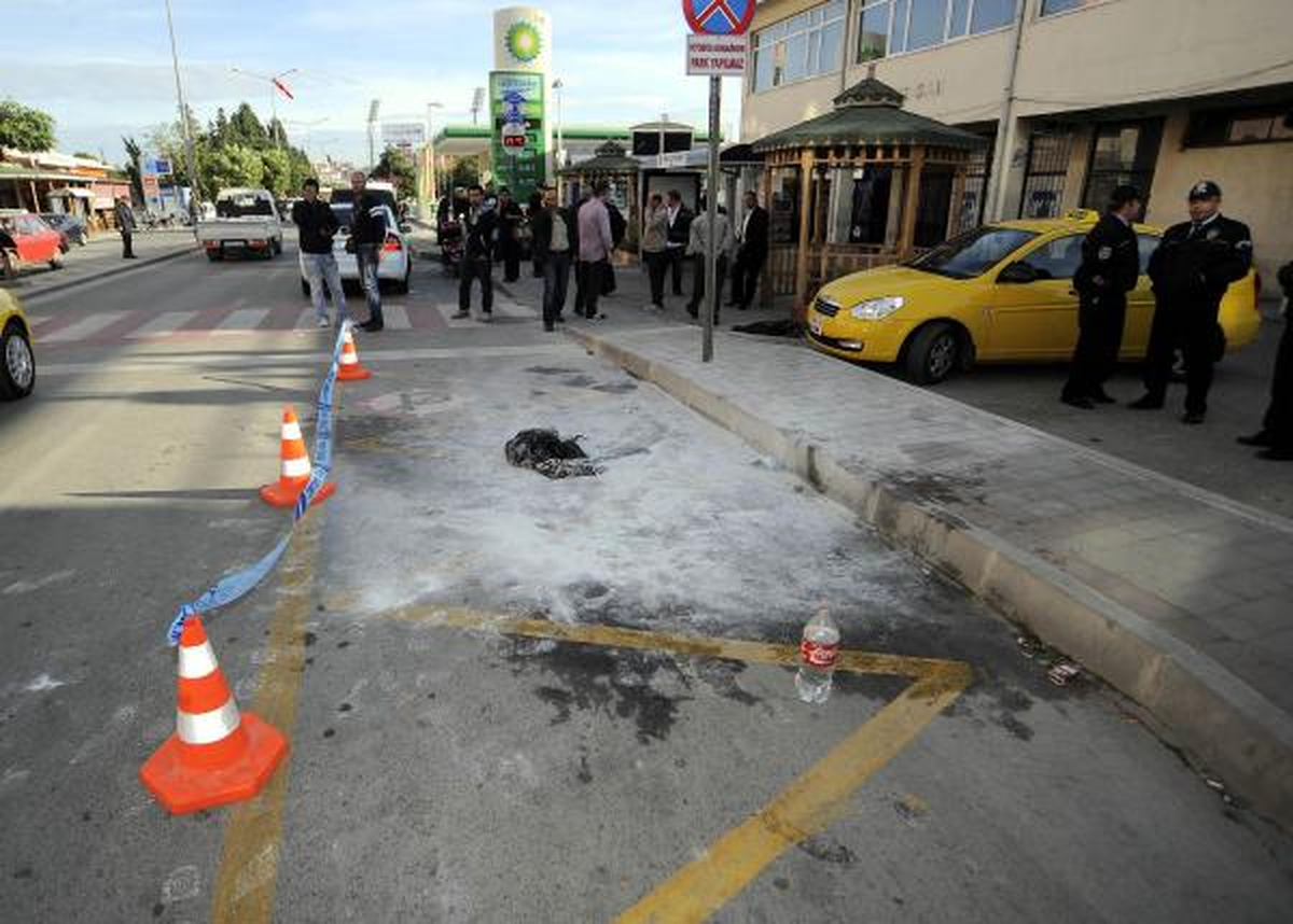 Üzerine Benzin Döküp Ateşe Verdi