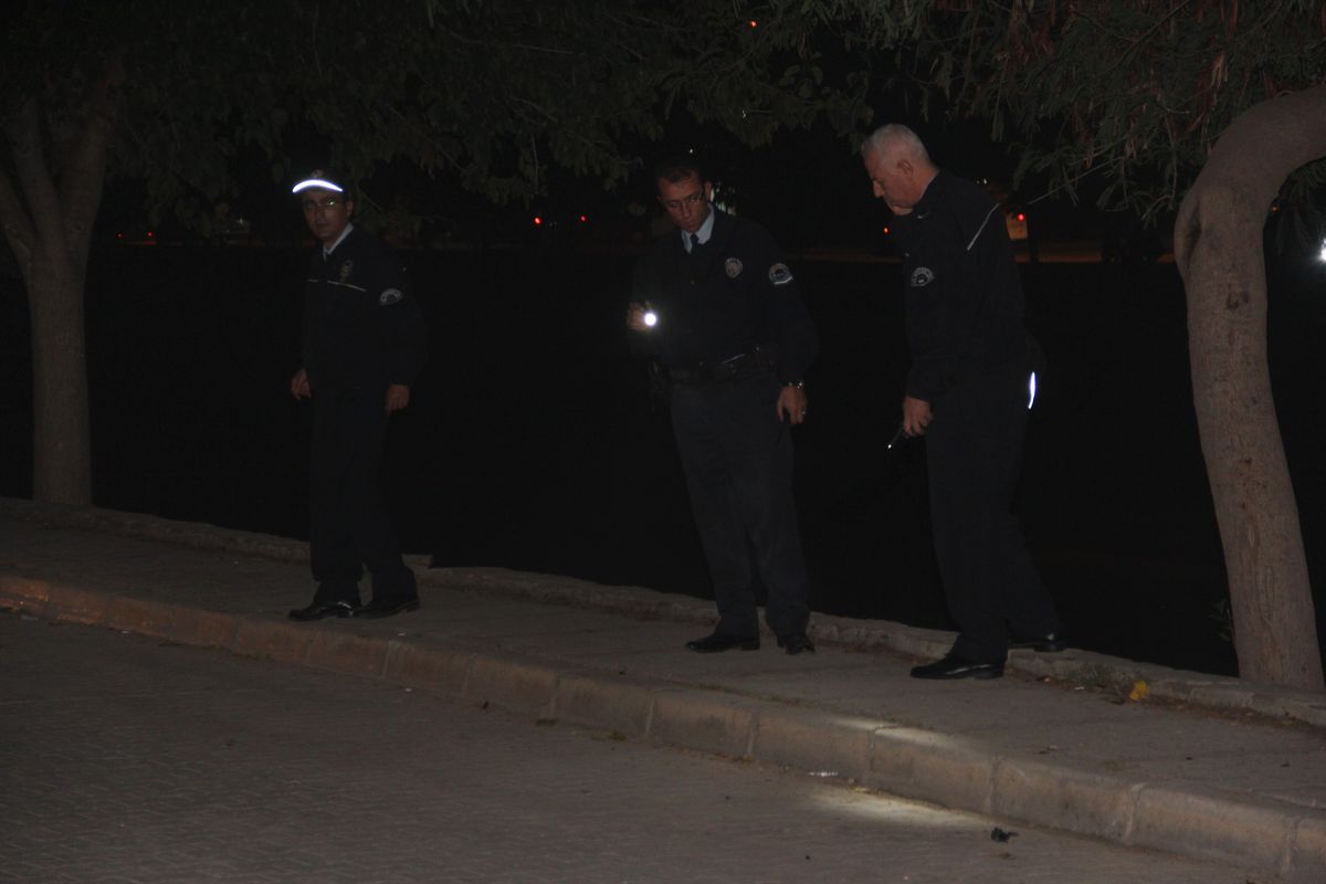 Adana\'da Polis Aracına Ses Bombası Atıldı