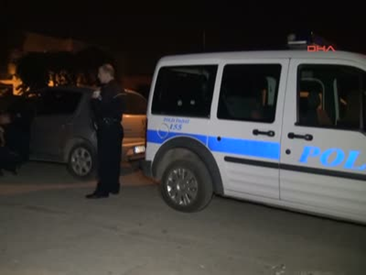 Adana\'da Polis Otosuna Ses Bombası Atıldı