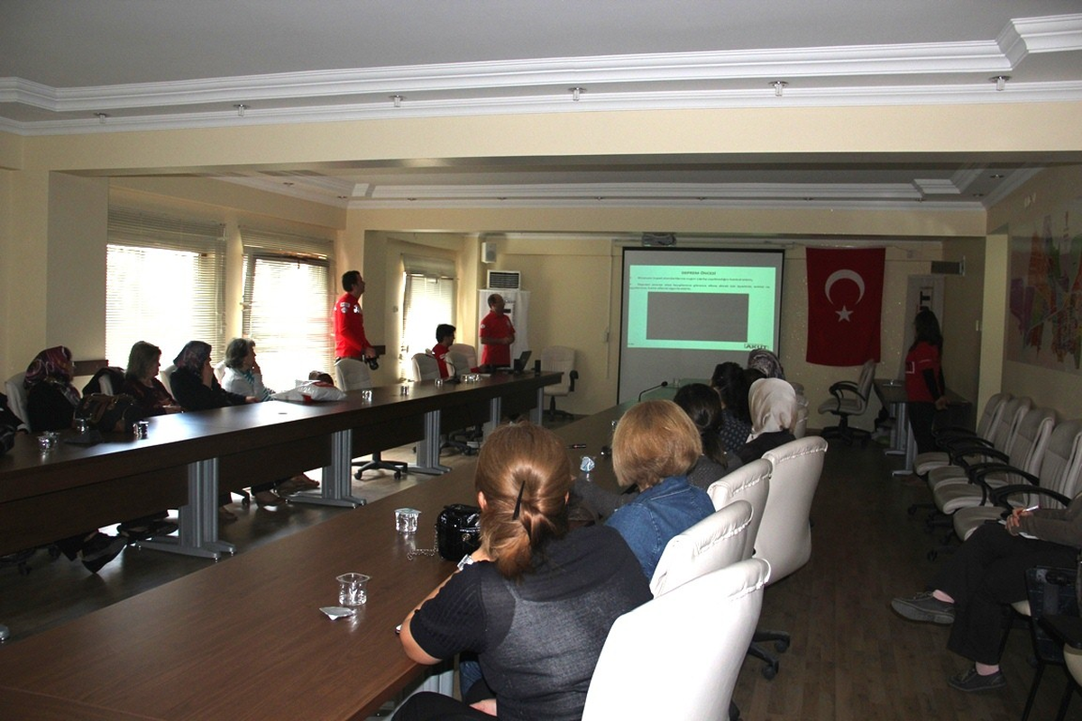 AK Parti\'li Kadınlara Deprem Semineri