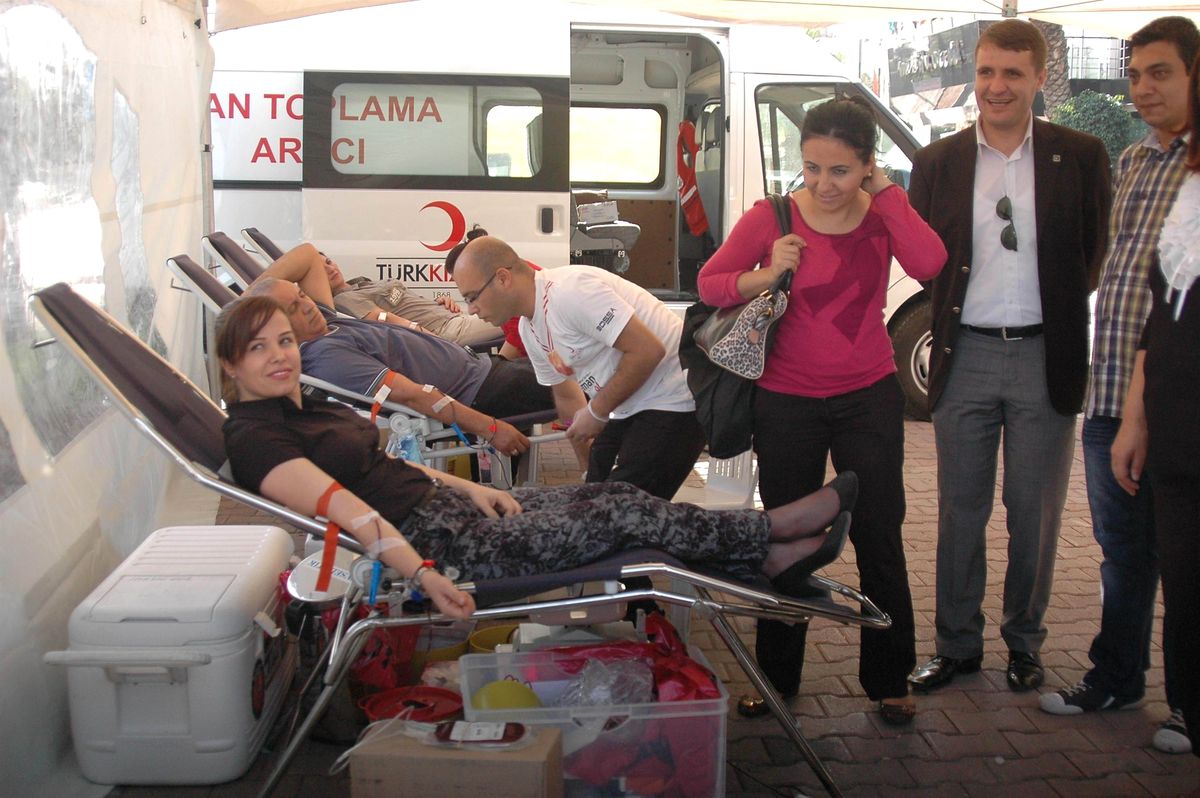 AK Parti\'lilerden Kan Bağışı