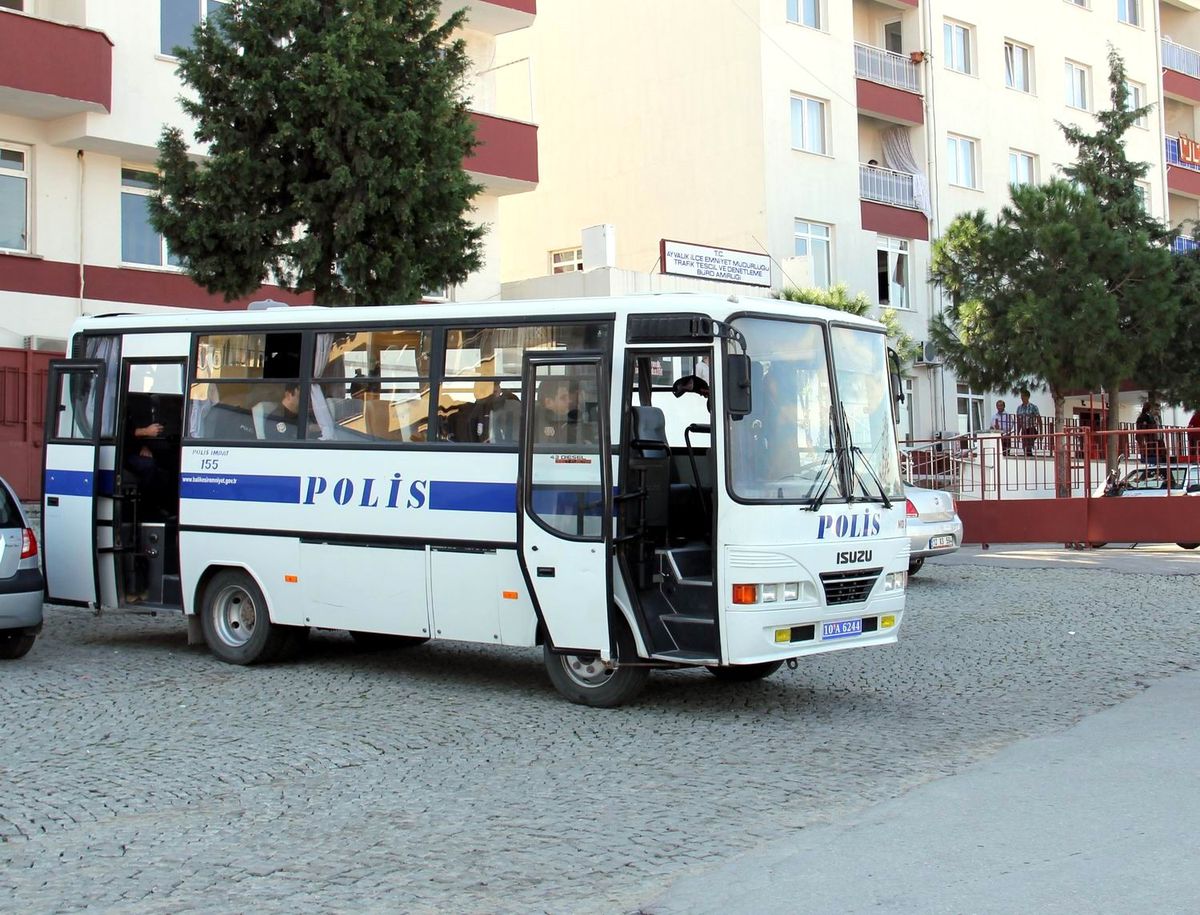 Ayvalık Belediyesi\'ne Operasyon