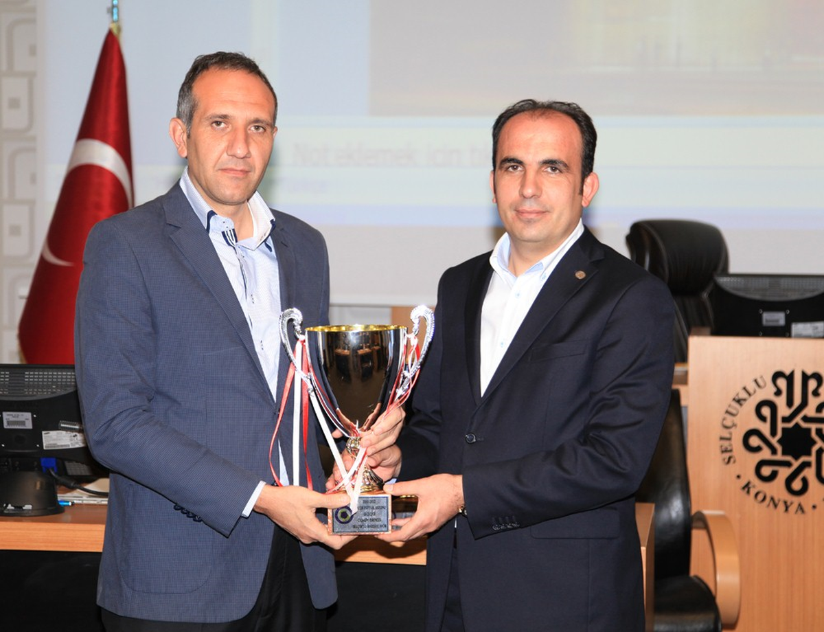 Başkan Altay\'a Kupalar Hediye