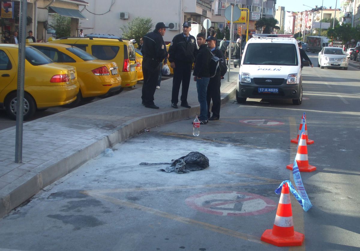 "Beni Yaktınız" Dedi, Kendini Ateşe Verdi