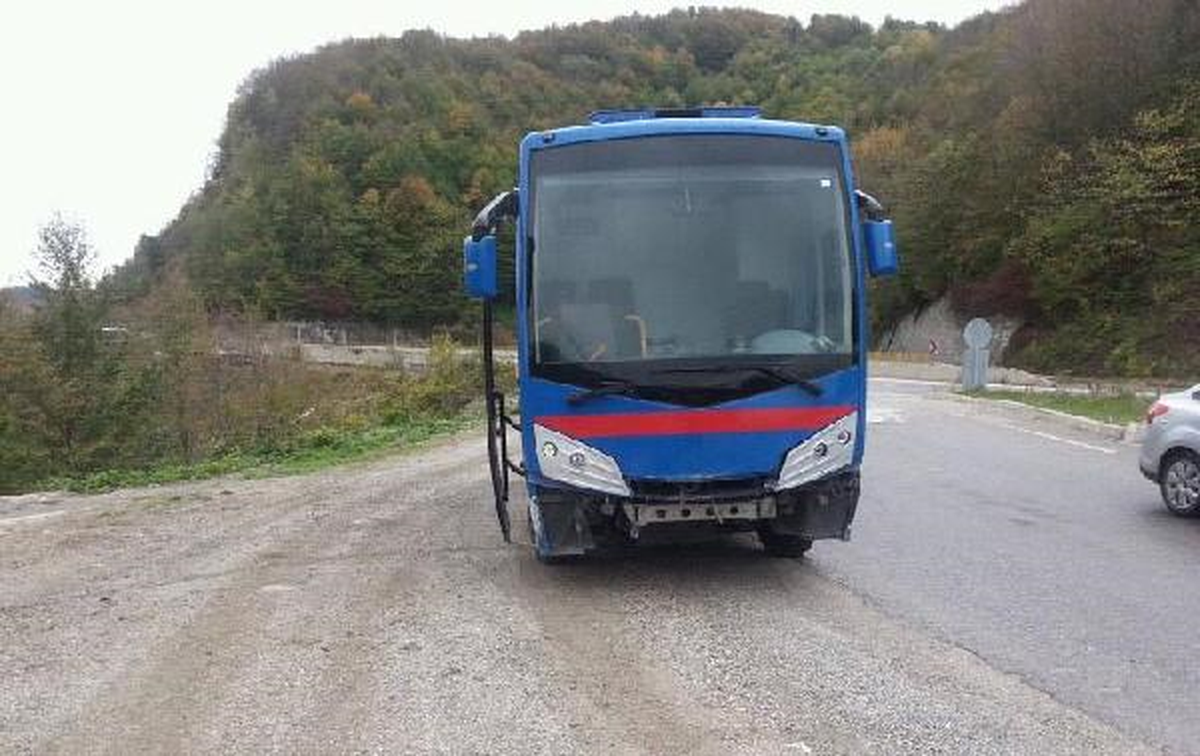 Cezaevi Nakil Aracı Refüje Çarptı: 1 Mahkum Yaralı