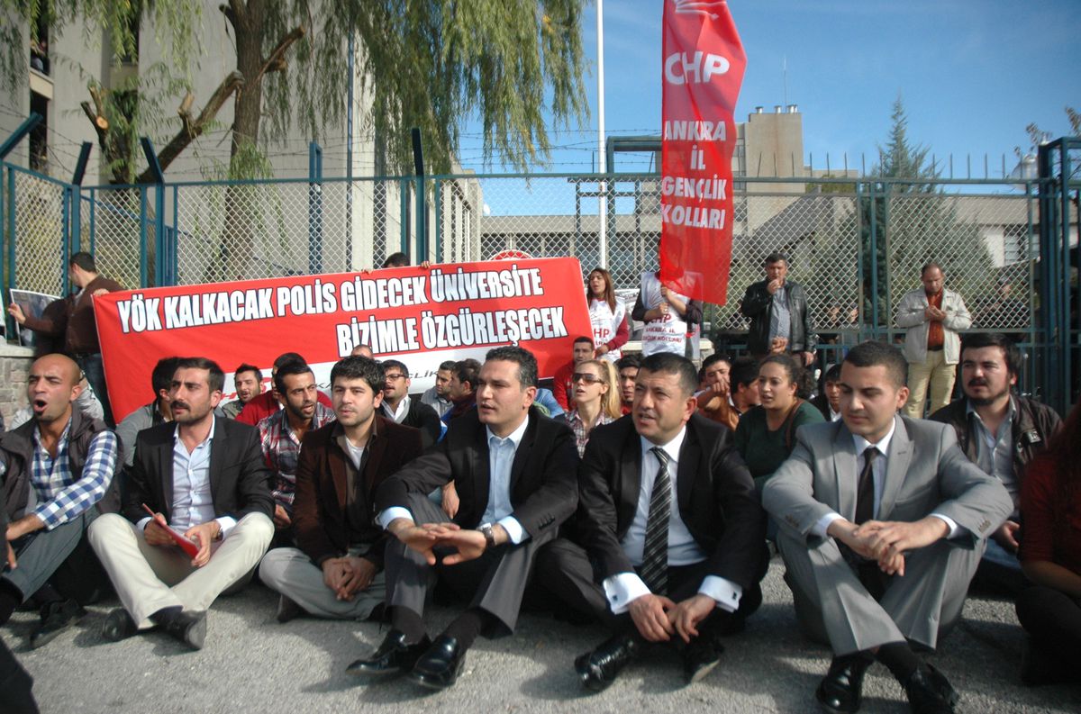 CHP Gençlik Kolları YÖK\'ü Protesto Etti