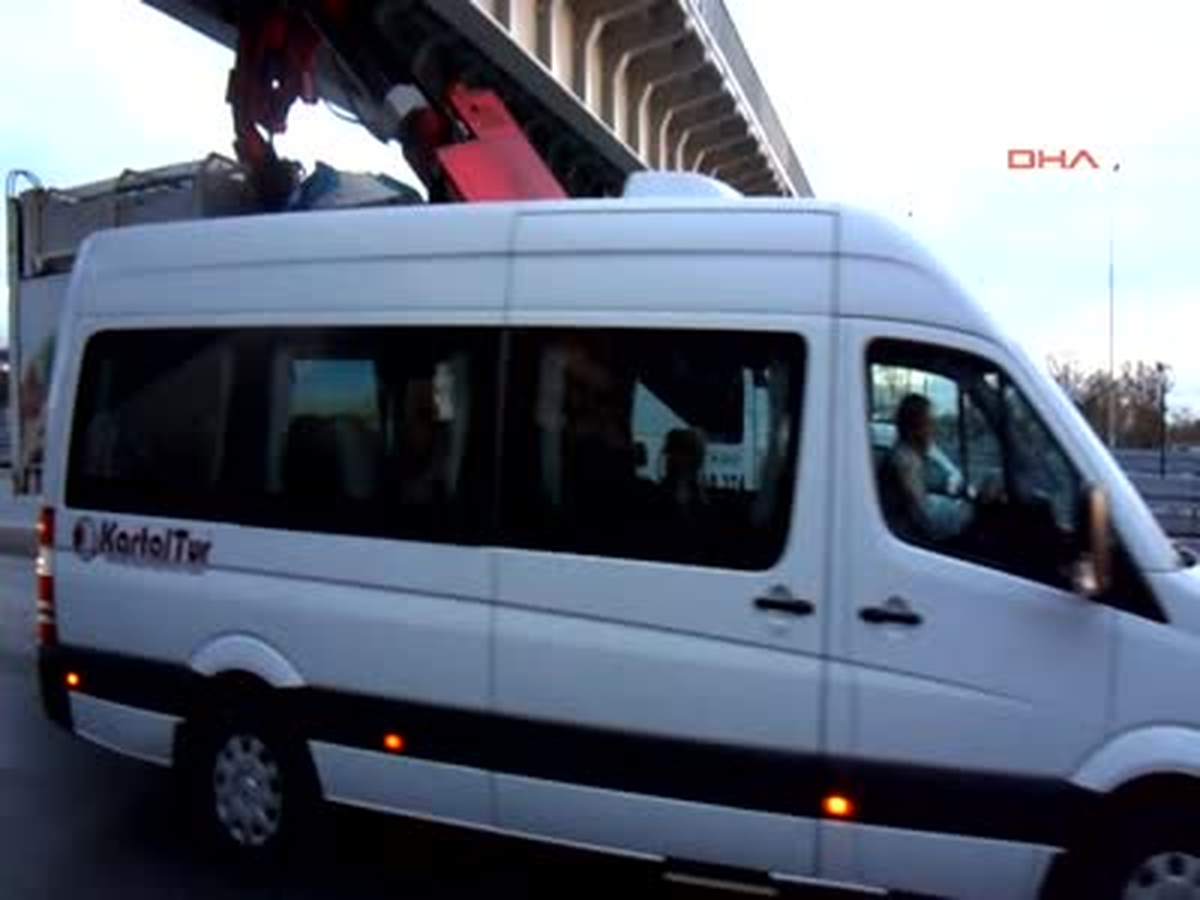 Çöp Kamyonu Üstgeçide Takıldı