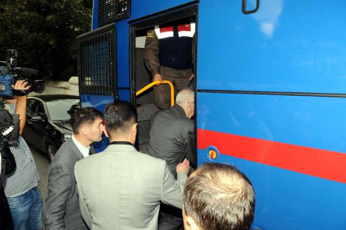 Emekli Orgeneral Hasan Iğsız Annesini Son Yolculuğuna Uğurladı (1)