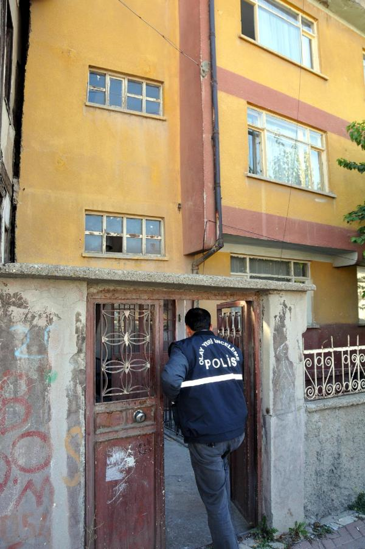 Eşine Ateş Ettiği Tabanca ile Yaşamına Son Verdi