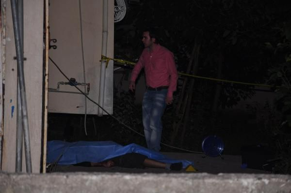 Evinin Önünde Boynundan Bıçaklanarak Öldürüldü