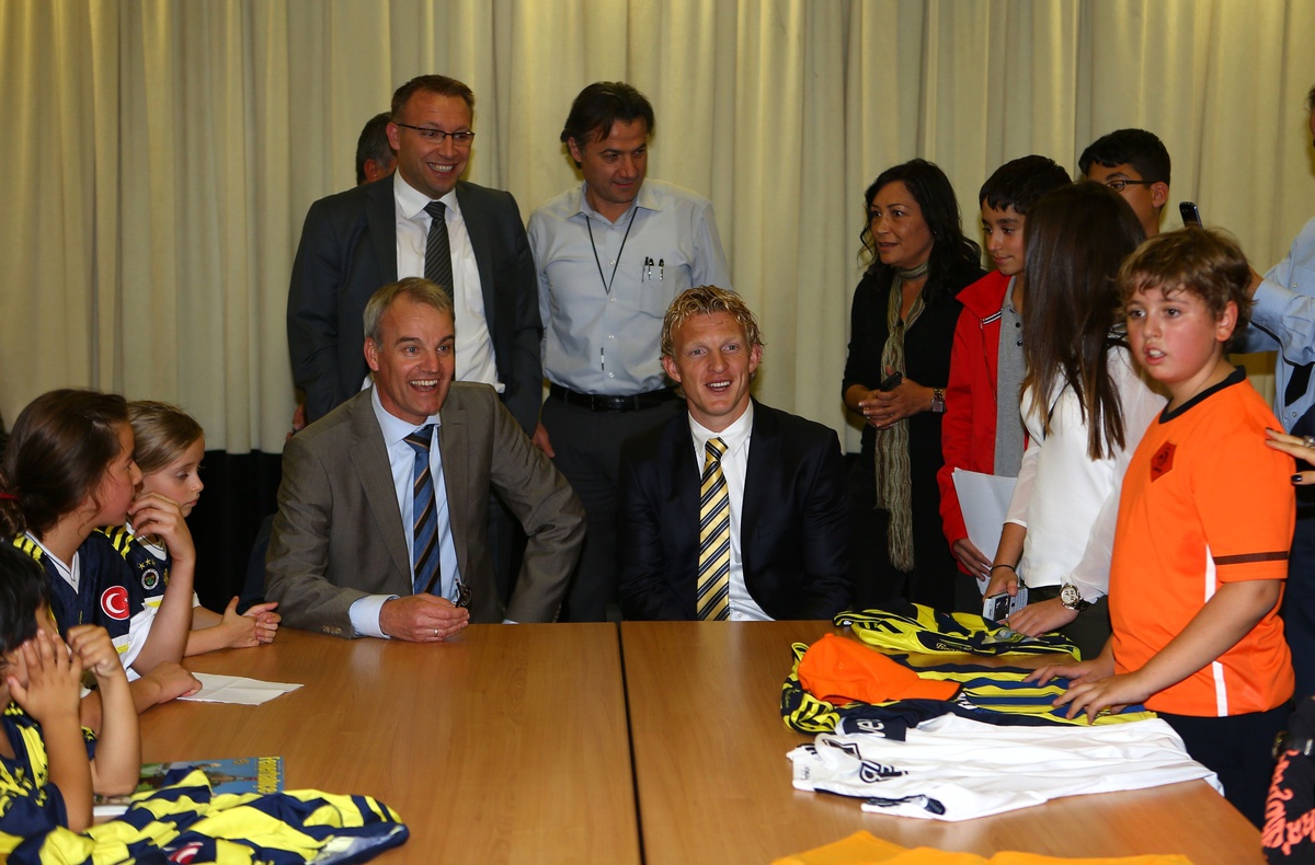 Hollandalı Futbolcu Kuyt\'tan Başbakan Erdoğan\'a "400" Numaralı Forma