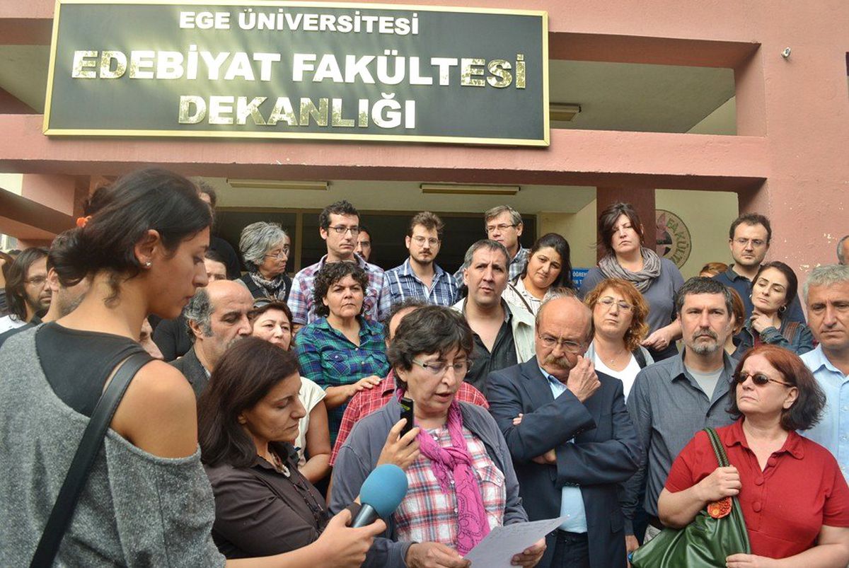 İzmir\'deki Olaylı YÖK Protestosu
