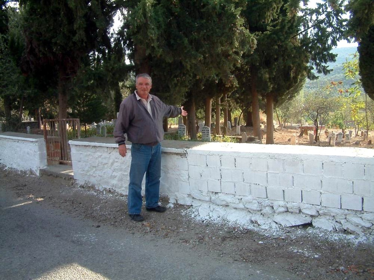 Köyde Mezarlık Bakımına Kaymakamlık Desteği