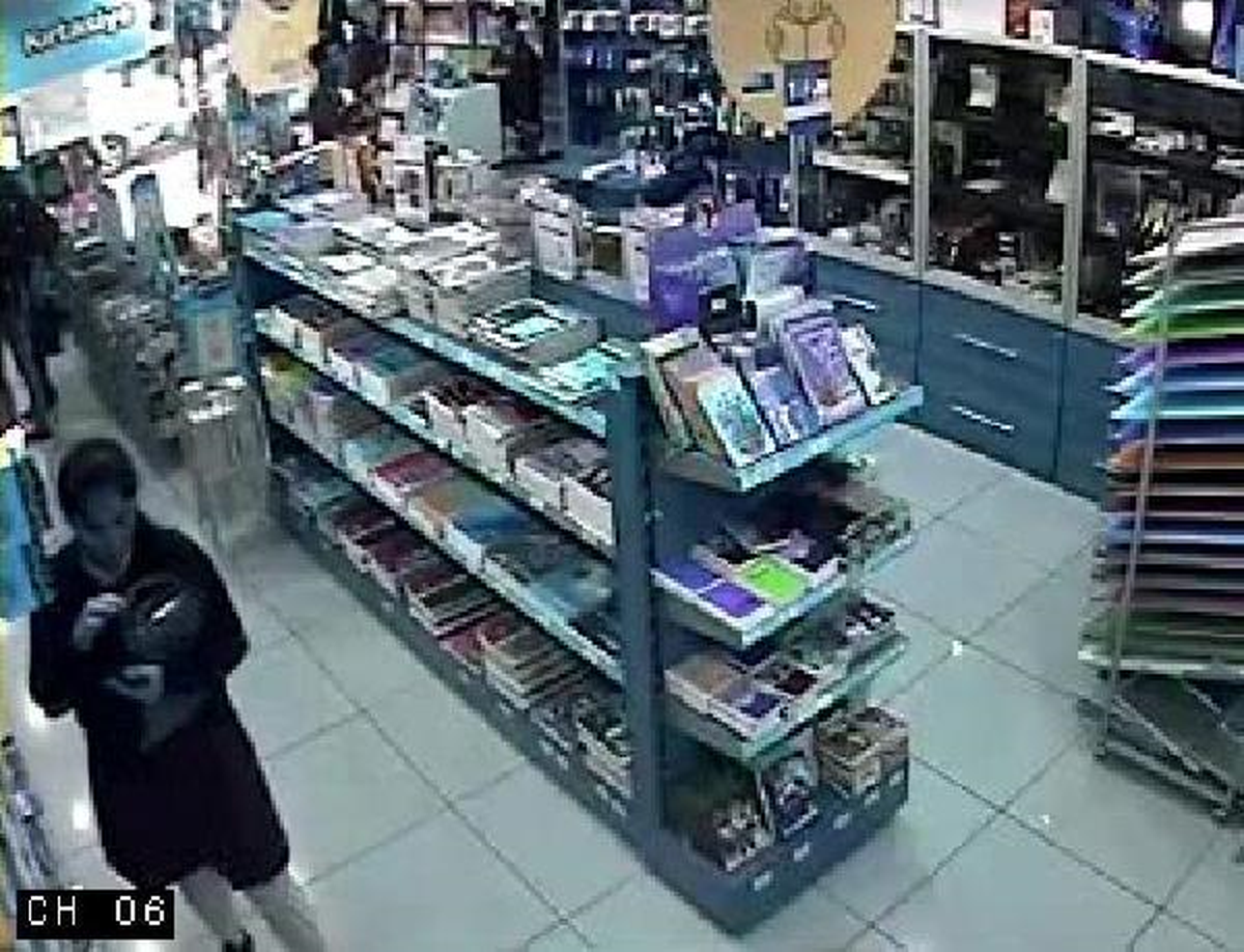Liseli Kızın Kalem Hırsızlığı Güvenlik Kamerasında