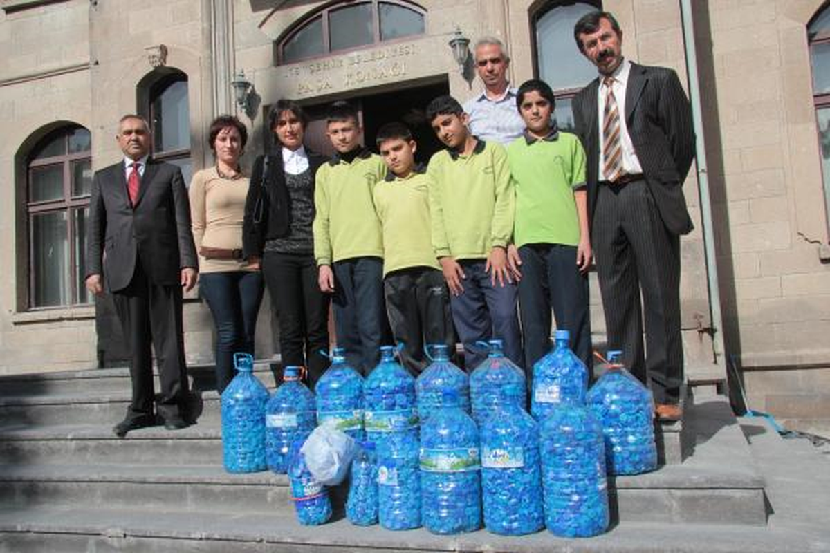 Öğrenciler Engelliler İçin 22 Bin Mavi Kapak Topladı
