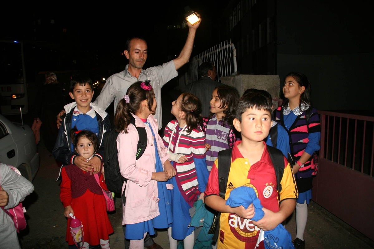 Servis Şoförleri El Fenerleriyle Öğrenci Arıyor