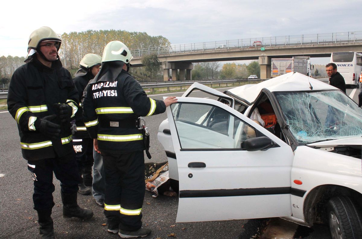 Otobüs Park Halindeki Otomobile Çarptı: 2 Ölü, 1 Yaralı