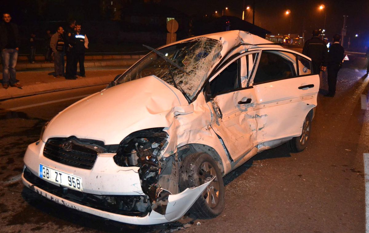 Otomobil ile Otobüs Çarpıştı: 1 Ölü, 2 Yaralı