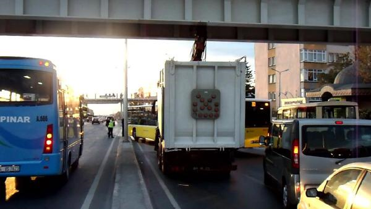 Çöp Kamyonu Üstgeçide Takıldı