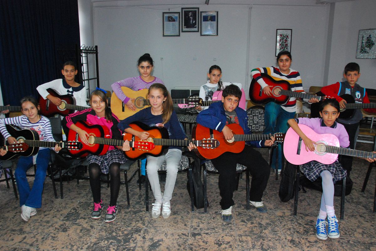 Torbalı 80. Yıl İlköğretim\'de Gitar Kursu Açıldı