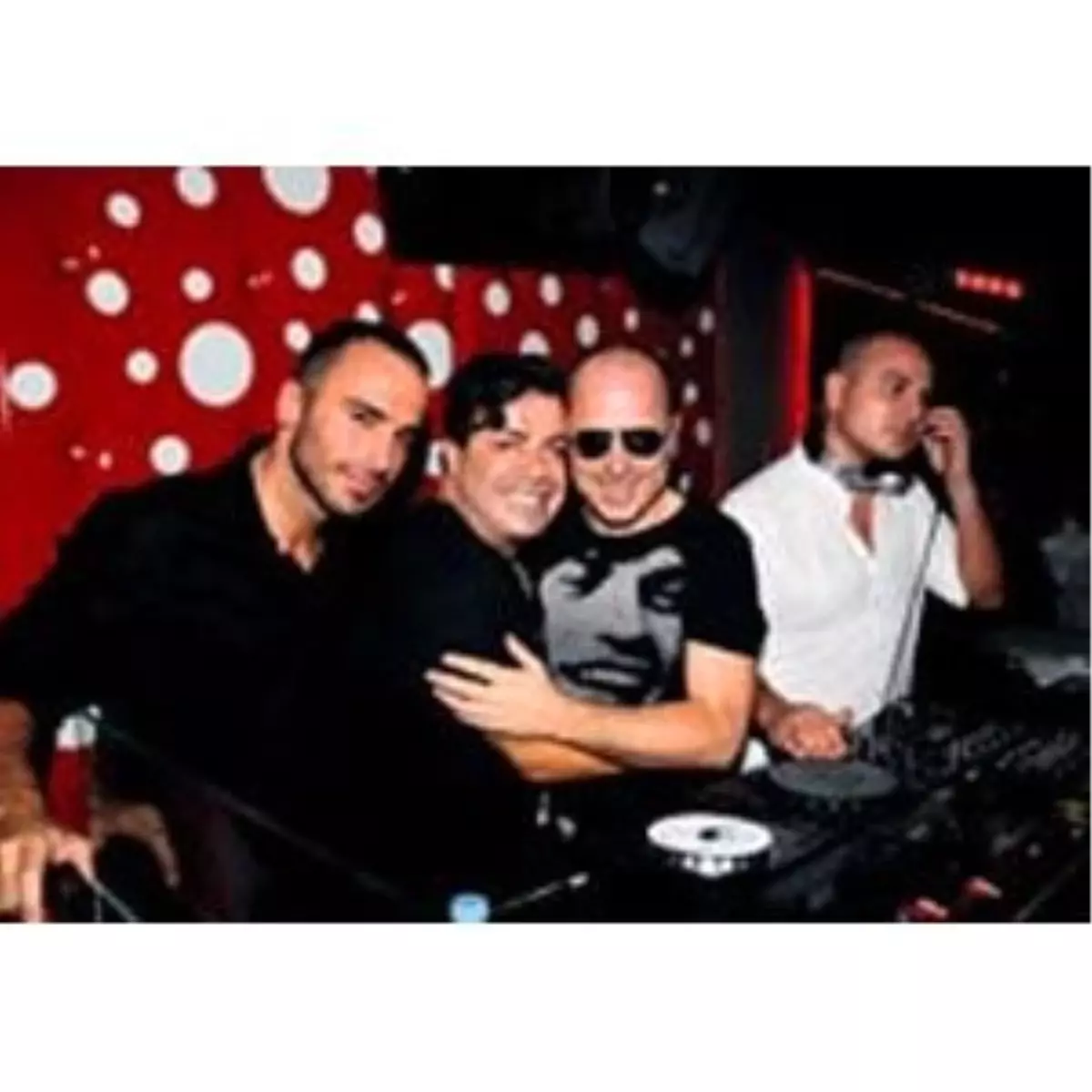 Ünlüler Akın Etti