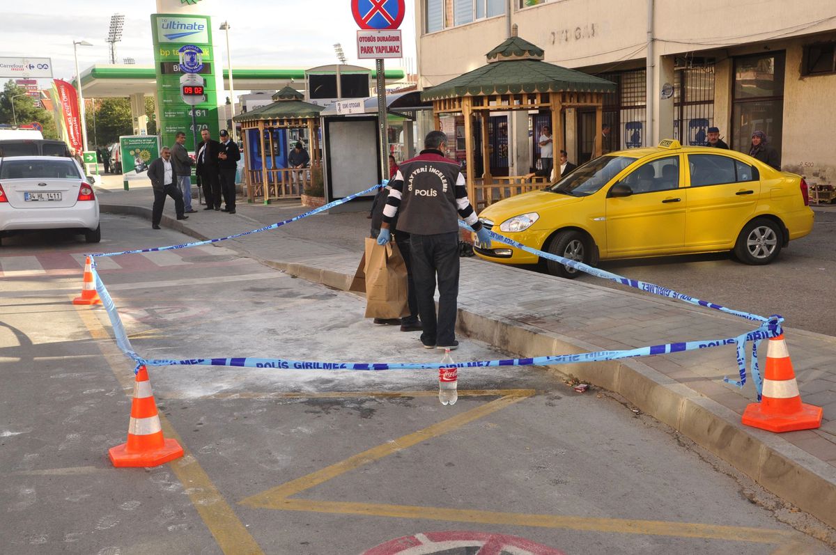 Üzerine Benzin Dökerek Kendini Yakmak İstedi