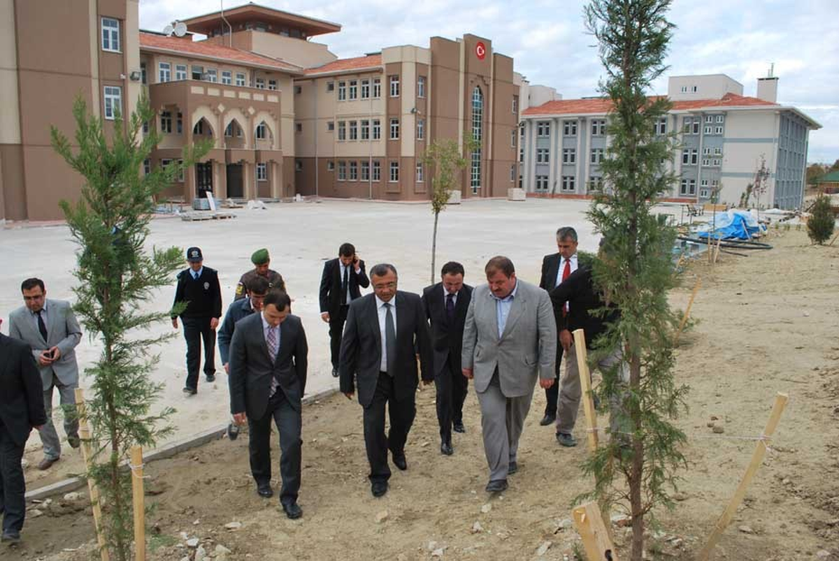Vali Çiftçi, Pazarlar Anadolu Öğretmen Lisesi\'nin İnşaatını İnceledi