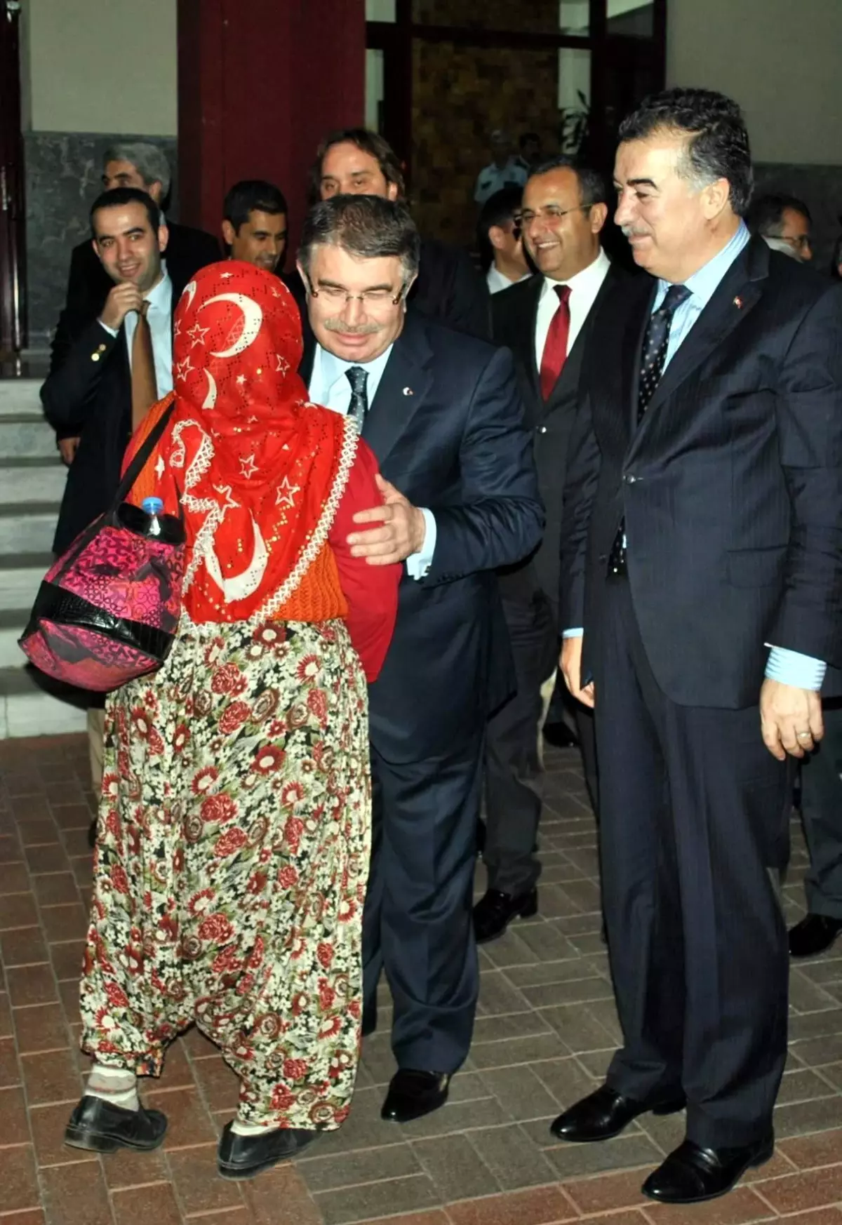 Yaşlı Kadın Bakan Şahin\'i Tanımayınca