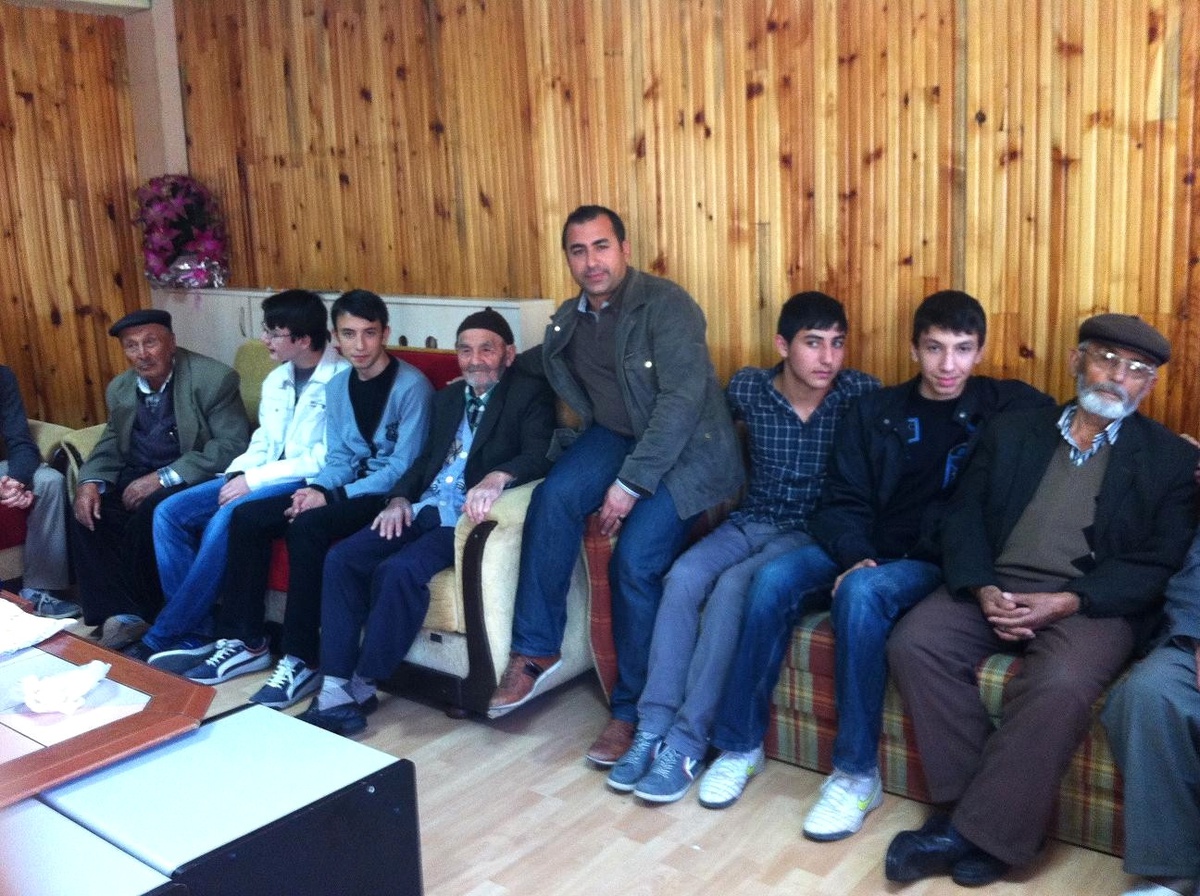Yerköylü Lise Öğrencileri Huzur Evi ve Çocuk Yuvasını Ziyaret Etti