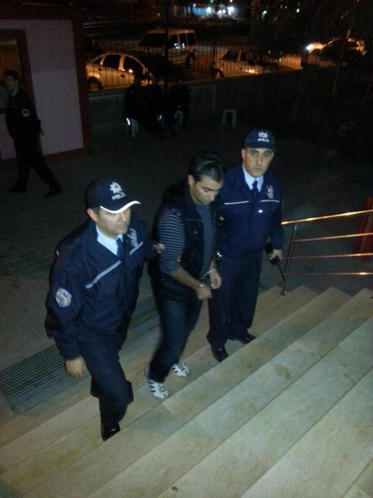 Yüzerek Kaçmaya Çalışan Kapkaççı, Polisten Kurtulamadı