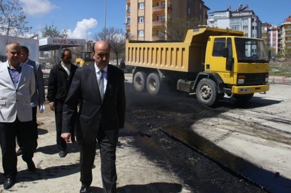 "5 Ekiple Asfalt Serim Çalışmaları Yapıyoruz"