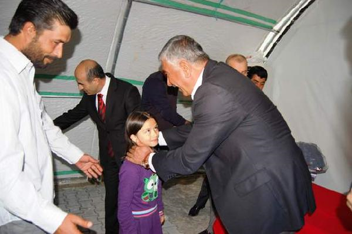 Adıyamanlı İşadamları, Suriyeli Sığınmacılara Kışlık Mont Dağıttı