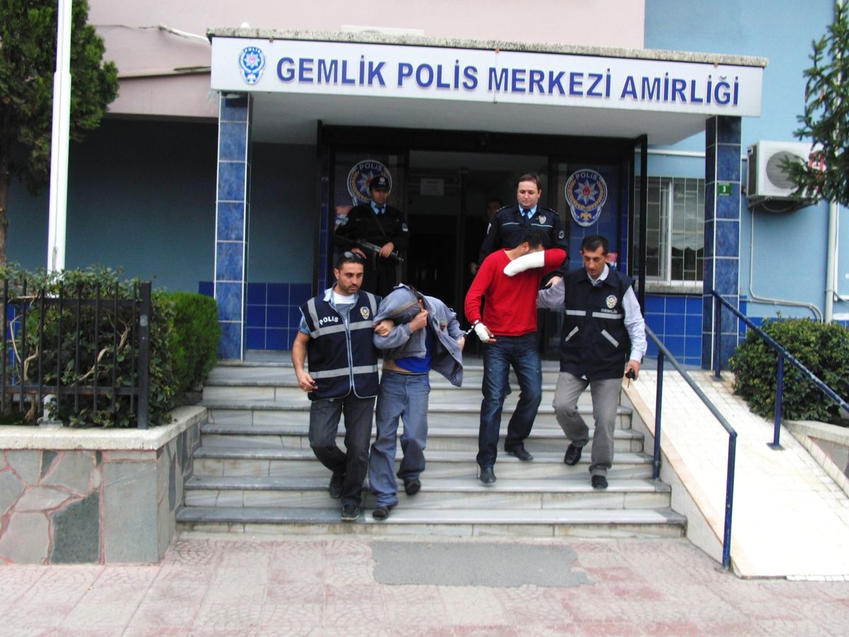 Akü Hırsızı Polisten Kaçarken Kolunu Kırdı