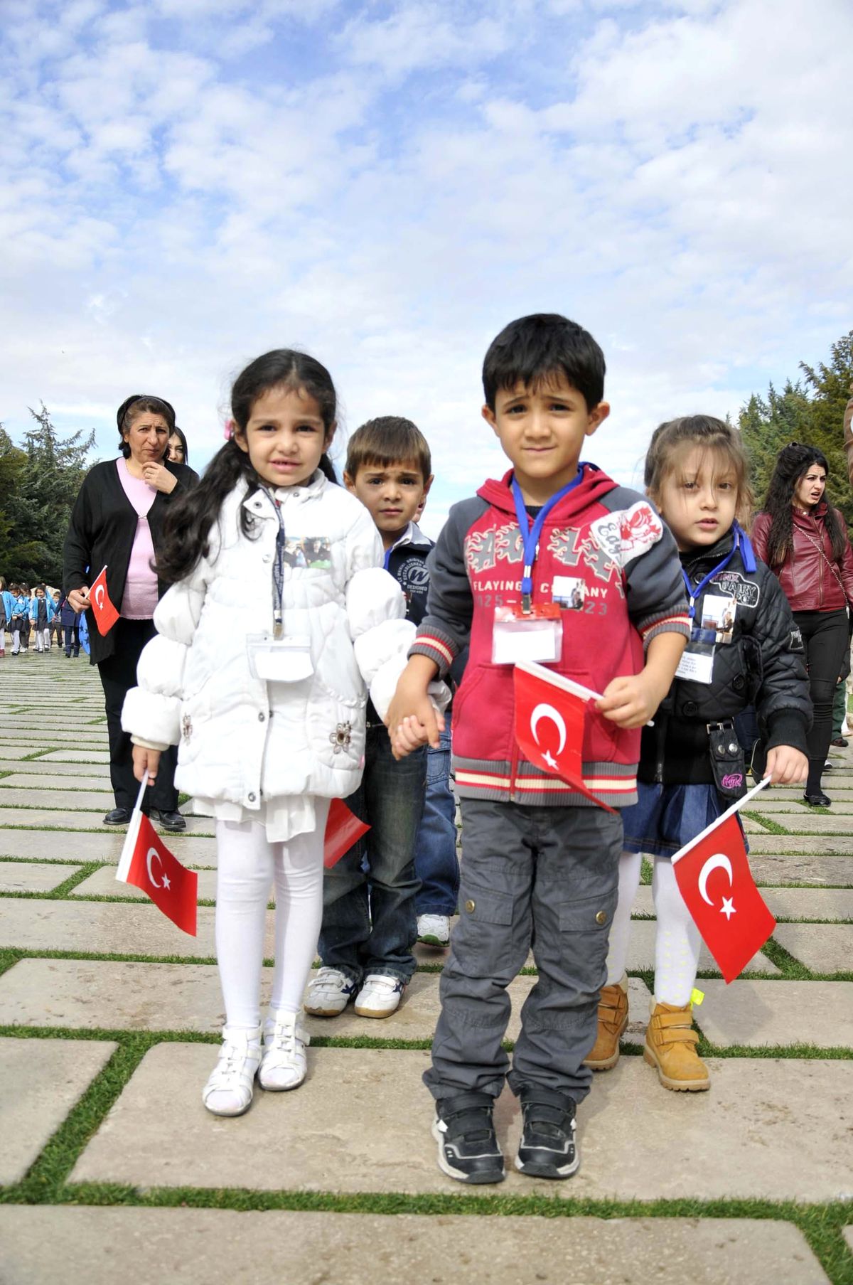 Ata\'ya Miniklerden Ziyaret
