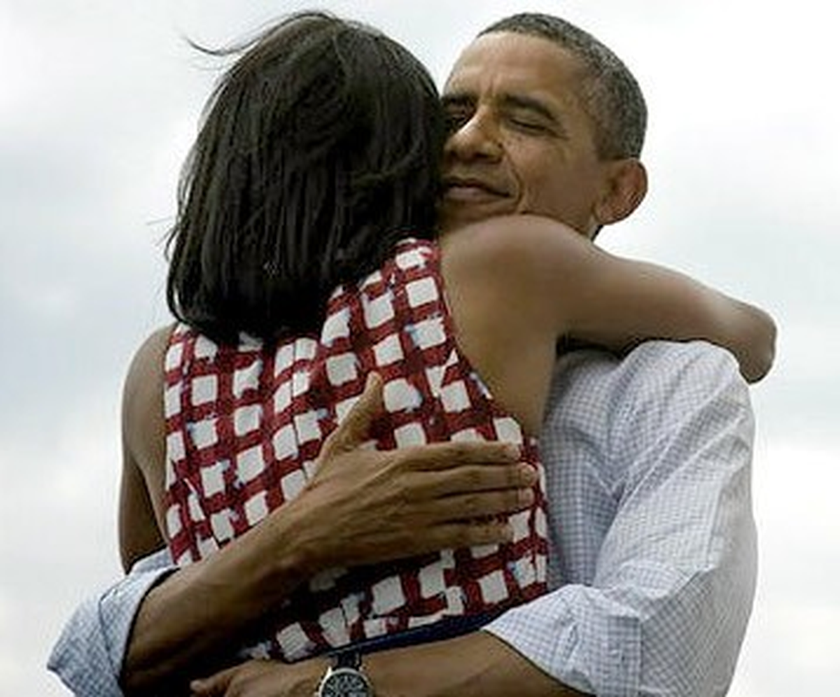 Barack ve Michelle Obama\'nın Zafer Fotoğrafı Sosyal Ağlara Damgasını Vurdu