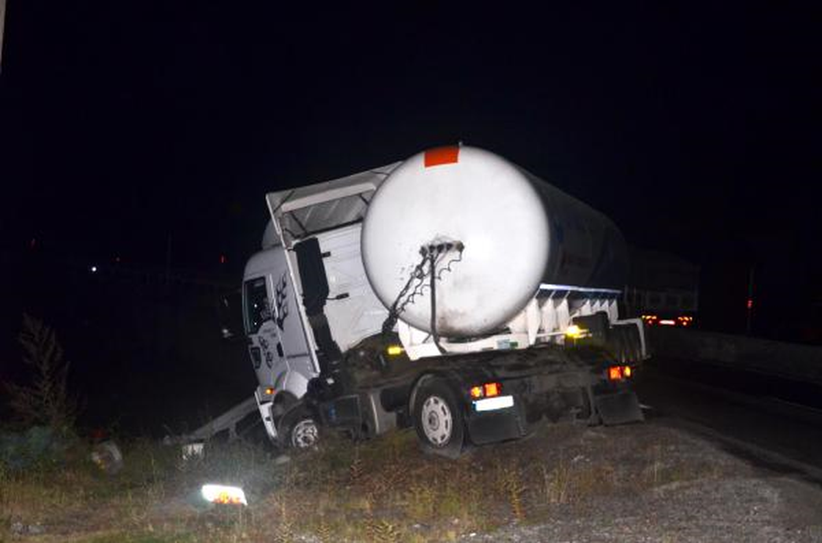 Bariyerlere Çarpan Lpg Tankeri Uçurumun Kenarında Durdu