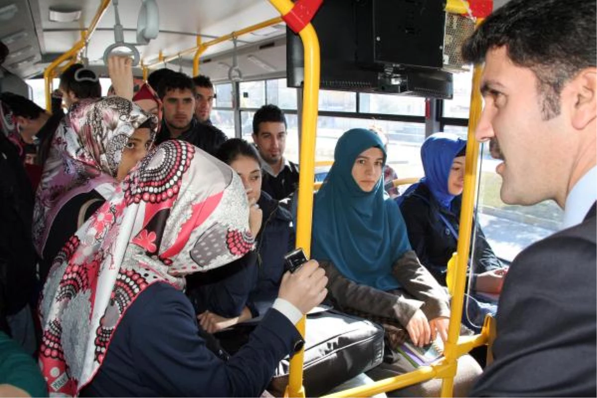 Belediye Başkanı Otobüste Öğrencileri Dinledi