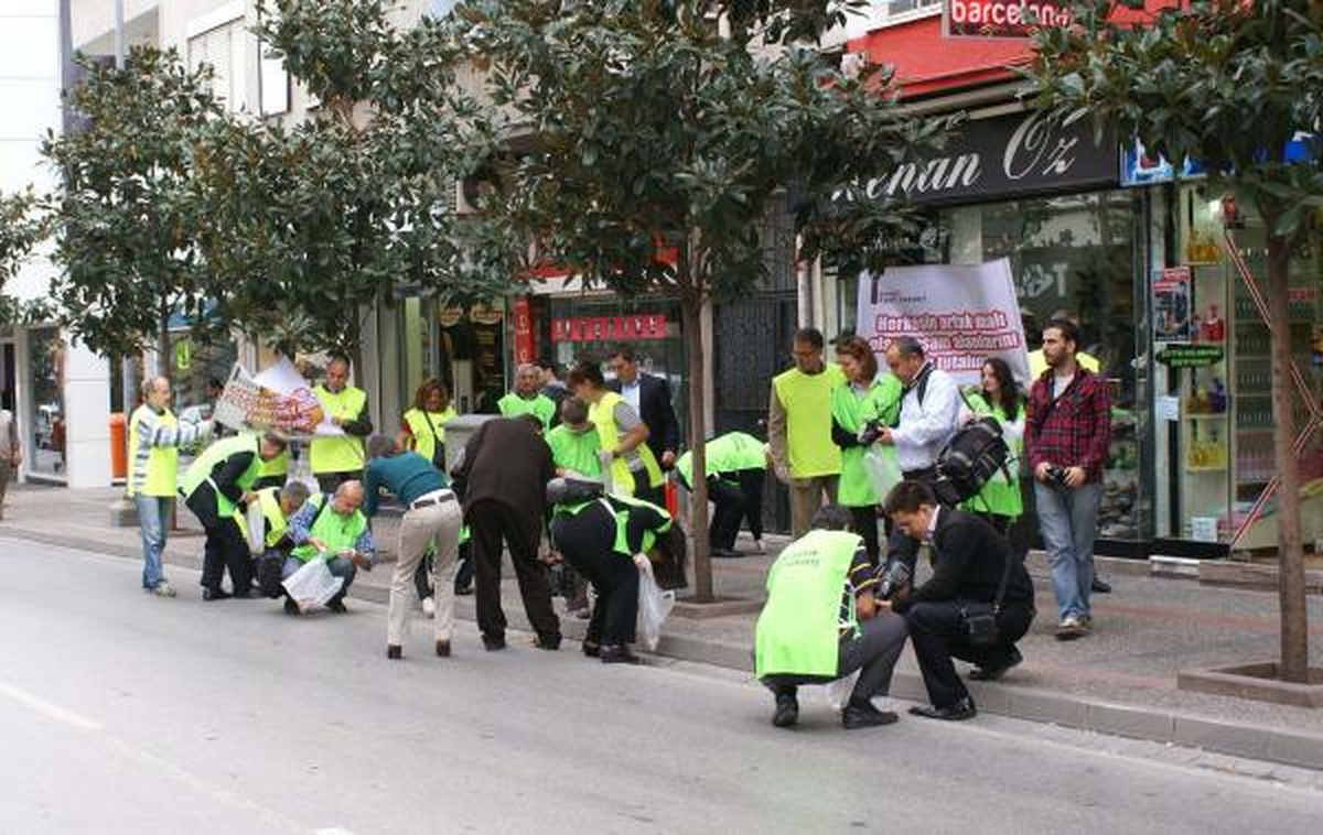 Caddelerden Sigara İzmaritlerini Topladılar