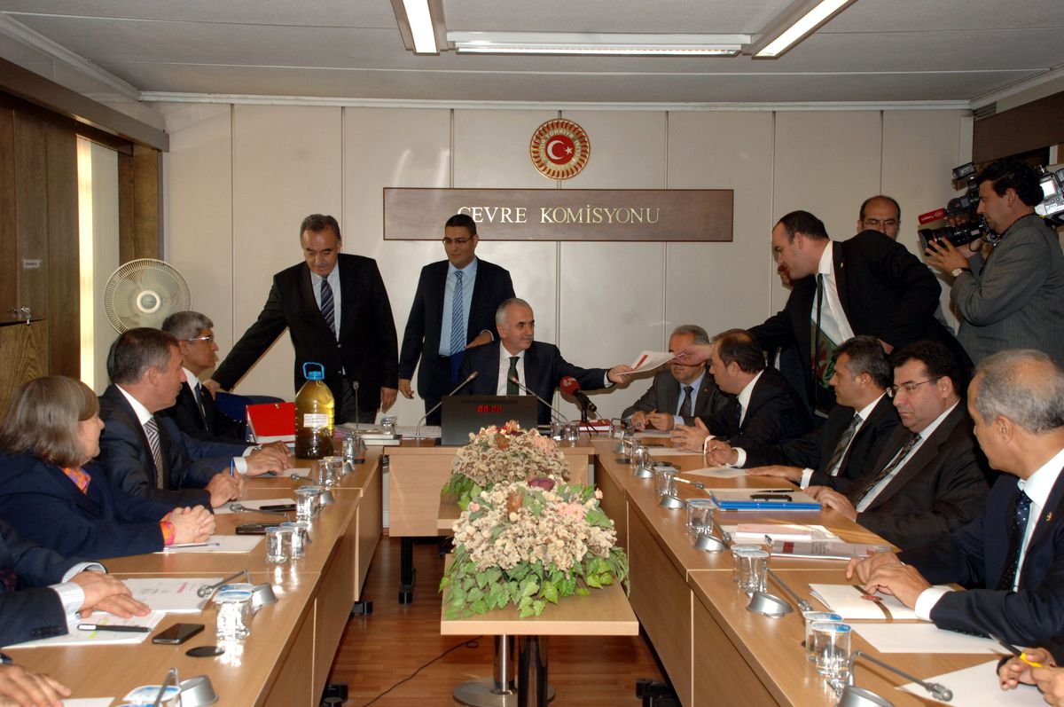 Çevre Komisyonu Üyeleri Raporunu TBMM Çevre Komisyonuna Sundu