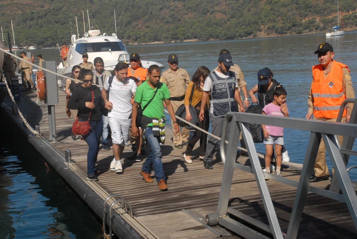 Kaçaklar Sınır Dışı Edilmek Üzere Muğla\'ya Gönderildi